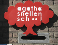 908463 Afbeelding van een liggende natuurstenen brievenbus, in de voorgevel van de Agatha Snellenschool ...